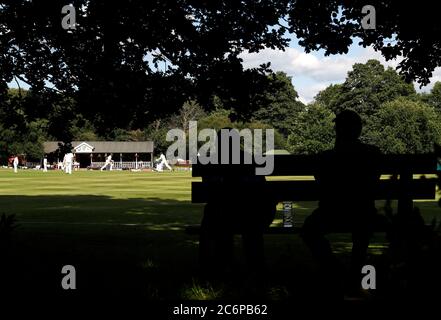 Newtown Linford, Leicestershire, Großbritannien. Juli 2020. Männer beobachten, wie der Newtown Linford Cricket Club Oakham spielt, nachdem die britische Regierung die Einschränkungen für die Sperrung mehrerer Outdoor-Aktivitäten durch die Coronavirus-Pandemie gelockert hat. Credit Darren Staples/Alamy Live News. Stockfoto