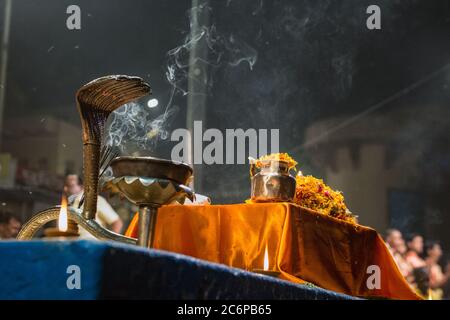 Kerzen verwendet in der Leistung der religiösen Ganga Aarti rituellen Feuer puja in Dashashwamedh Ghat in Varanasi, Uttar Pradesh, Indien. Stockfoto