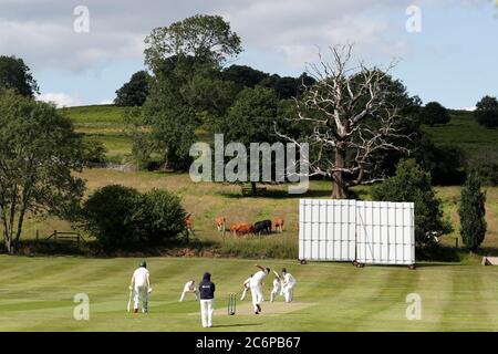 Newtown Linford, Leicestershire, Großbritannien. Juli 2020. Newtown Linford Cricket Club spielen Oakham, nachdem die britische Regierung die Einschränkungen für die Sperrung mehrerer Outdoor-Aktivitäten durch Coronavirus-Pandemieviren gelockert hat. Credit Darren Staples/Alamy Live News. Stockfoto