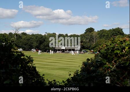 Newtown Linford, Leicestershire, Großbritannien. Juli 2020. Newtown Linford Cricket Club spielen Oakham, nachdem die britische Regierung die Einschränkungen für die Sperrung mehrerer Outdoor-Aktivitäten durch Coronavirus-Pandemieviren gelockert hat. Credit Darren Staples/Alamy Live News. Stockfoto