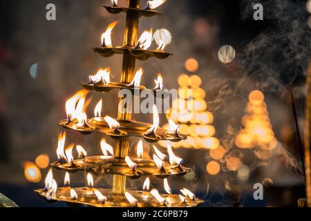 Kerzen verwendet in der Leistung der religiösen Ganga Aarti rituellen Feuer puja in Dashashwamedh Ghat in Varanasi, Uttar Pradesh, Indien. Stockfoto