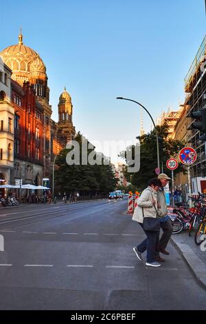 Berlin, Deutschland - 30. Juni 2018: Blick auf die Kuppel und die kleinen Türme der Neuen Synagoge in der Innenstadt von Berlin in der Abendsonne. Stockfoto