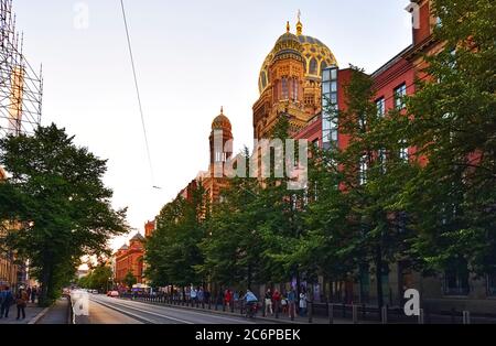 Berlin, Deutschland - 30. Juni 2018: Blick auf die Kuppel und die kleinen Türme der Neuen Synagoge in der Innenstadt von Berlin in der Abendsonne. Stockfoto