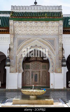 Fes, Marokko - 23. Februar 2019: Der Hof Al-Karaouine Moschee. Die ehemalige Universität von Al Quaraouiyine, die älteste bekannte Universität der Welt Stockfoto