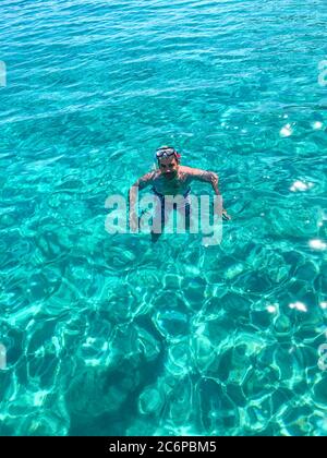 Schwimmen und Schnorcheln Mann in schönen türkisfarbenen Meer Stockfoto