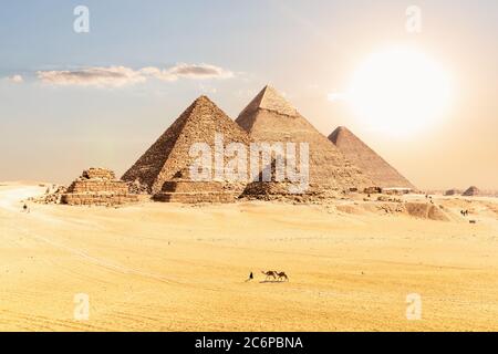 Große Pyramiden von Gizeh unter der Wüstensonne, Kairo, Ägypten Stockfoto