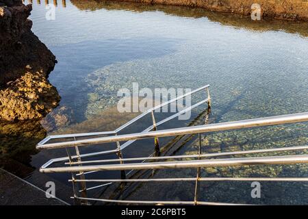 Meerwasser-Schwimmbäder in den Felsen an der Küste von La Jaquita, Alcala, Teneriffa, Kanarische Inseln, Spanien Stockfoto