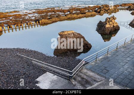 Meerwasser-Schwimmbäder in den Felsen an der Küste von La Jaquita, Alcala, Teneriffa, Kanarische Inseln, Spanien Stockfoto