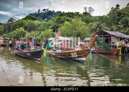 Fischerdorf bei Sonnenuntergang in der Nähe von Phuket, Thailand. Stockfoto