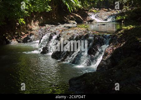 Wasserfall am Bahnhof San Pedrillo im Corcovado Nationalpark auf der Halbinsel Osa in Costa Rica, Mittelamerika Stockfoto