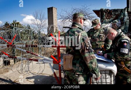 Polje, Kosovo 2008-02-22 KFOR Soldaten auf dem Posten am Denkmal im Kosovo Polje. Kosovo Polje wurde nach dem Kosovo-Feld der Schlacht von 1389 benannt. Die Siedlung Kosovo Polje wurde 1921 während des Königreichs Jugoslawien gegründet. Foto Jeppe Gustafsson Stockfoto