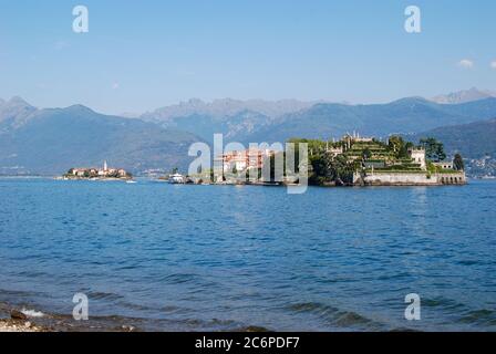 Isola Bella am Lago Maggiore, Italien vom Ufer aus gesehen bei Stresa mit isola dei pescatori im Hintergrund Stockfoto