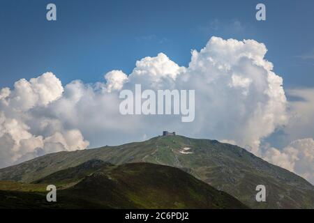 Berggipfel Popivan (Pip Ivan, Pop Iwan) mit verlassenen alten Observatorium Gebäude auf der Spitze bei regnerischem Wetter, Panoramablick. Chornohora Range, Karpaten Stockfoto