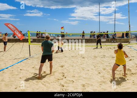 Brighton, Großbritannien. Juli 2020. Spielen Sie Tennis am Strand bei sonnigem Wetter am Meer. Bild nach Kredit: Julie Edwards/Alamy Live Nachrichten Stockfoto