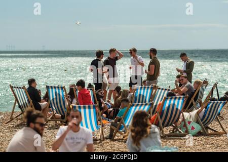 Brighton, Großbritannien. Juli 2020. Trinken am Strand bei sonnigem Wetter am Meer. Bild nach Kredit: Julie Edwards/Alamy Live Nachrichten Stockfoto
