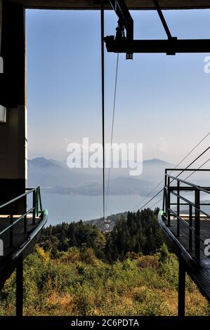 Blick auf den Lago Maggiore vom Ausgangspunkt der Seilbahn in Mottarone, Italien Stockfoto