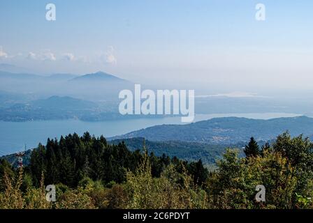 Ein Blick von Mottarone über Stresa und Lago Maggiore, Italien Stockfoto