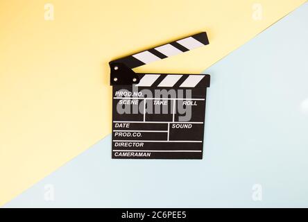 Kino Klappbrett auf gelb blau bunten Hintergrund - Kino Entertainment-Konzept