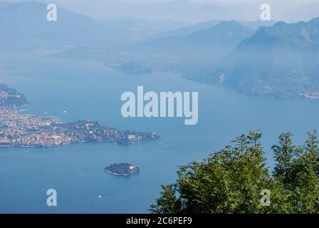 Ein Blick von Mottarone über Stresa und Lago Maggiore, Italien Stockfoto