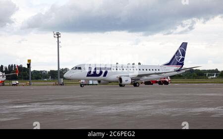 Ukraine, Kiew - 8. Juli 2020: Passagierflugzeug. FLUGZEUG SP-LIB LOT - POLNISCHE FLUGLINIEN EMBRAER ERJ-175. Internationaler Flughafen Boryspil. Ankunft des Flugzeugs Stockfoto