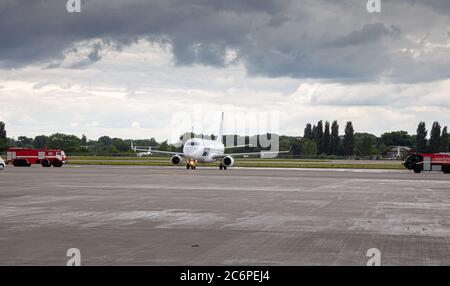 Ukraine, Kiew - 8. Juli 2020: Passagierflugzeug. FLUGZEUG SP-LIB LOT - POLNISCHE FLUGLINIEN EMBRAER ERJ-175. Internationaler Flughafen Boryspil. Ankunft des Flugzeugs Stockfoto