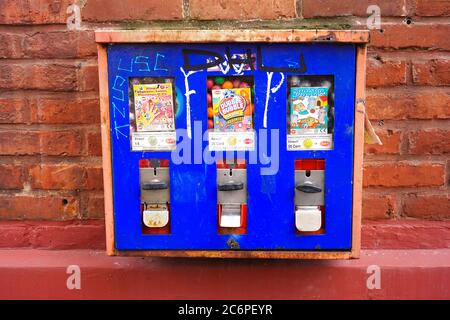 Nahaufnahme eines Retro-Kaugummi-Münzautomaten an der Wand eines Gebäudes in Deutschland. Stockfoto