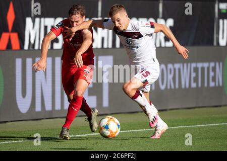 Ingolstadt, Deutschland. Juli 2020. Fußball: 2. Bundesliga - Abstieg, FC Ingolstadt 04 - 1. FC Nürnberg, Abstieg, Rückspiel im Audi Sportpark. Michael Heinloth aus Ingolstadt (l.) und Fabian Nürnberger aus Nürnberg im Duell um den Ball. Quelle: Matthias Balk/dpa - WICHTIGER HINWEIS: Gemäß den Bestimmungen der DFL Deutsche Fußball Liga und des DFB Deutscher Fußball-Bund ist es untersagt, im Stadion und/oder aus dem Spiel aufgenommene Aufnahmen in Form von Sequenzbildern und/oder videoähnlichen Fotoserien zu nutzen oder auszunutzen./dpa/Alamy Live News Stockfoto