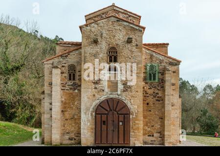 Oviedo, Spanien - 11. Dezember 2018: Kirche San Miguel de Lillo Stockfoto