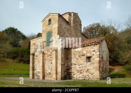 Oviedo, Spanien - 11. Dezember 2018: Kirche der Heiligen Maria am Berg Naranco Stockfoto