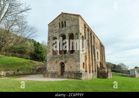 Oviedo, Spanien - 11. Dezember 2018: Kirche der Heiligen Maria am Berg Naranco Stockfoto