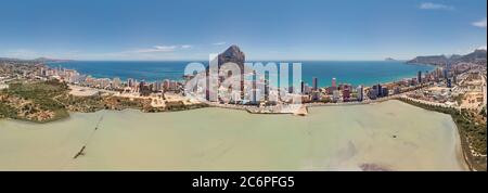 Panorama Weitwinkel Salzsee Blick auf die Skyline von Calpe Stadtbild und Penyal d'IFAC Naturpark. Horizont über Mittelmeer, sonniger Sommertag Stockfoto