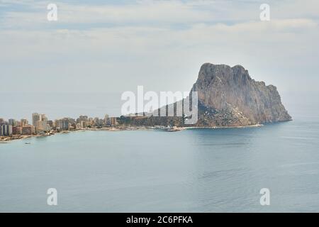 Luftaufnahmen Drohne Blickpunkt Foto Calpe oder Calp Stadtbild felsiger Berg Penyal d'IFAC Naturparkblick, ruhiges Mittelmeer bewölkten Himmel Stockfoto