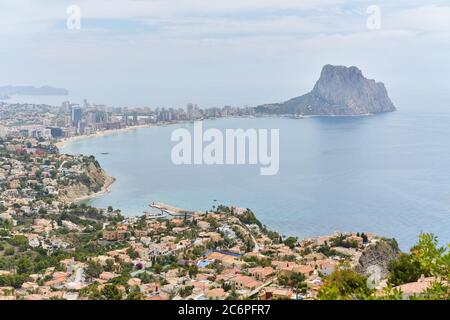 Luftaufnahmen Panoramabild Calpe oder Calp Stadtbild Dächer malerische Aussicht Helles Mittelmeer Wasser und Parque natürliche Penon de Ifach Stockfoto