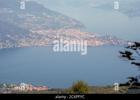Blick auf Verbania von Mottarone über Stresa und Lago Maggiore, Italien Stockfoto