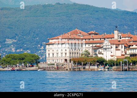 Blick auf die Insel Isola Bella und den Palazzo Borromeo im Lago Maggiore, Italien Stockfoto