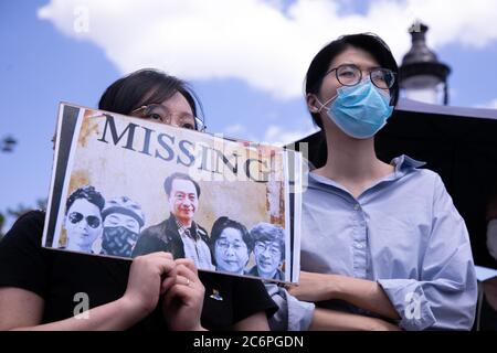 Paris, Frankreich. Juli 2020. Zwei asiatische Demonstranten halten während einer Demonstration zur Unterstützung Hongkongs ein Plakat mit Vermissten. Demonstranten versammeln sich auf dem Bastille-Platz, um ihre Unterstützung für Hongkong und ihre Ablehnung des neuen nationalen Sicherheitsgesetzes zu zeigen, das von China erlassen wurde. Kredit: SOPA Images Limited/Alamy Live Nachrichten Stockfoto