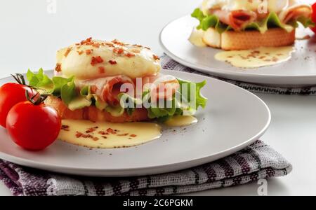 Eier Benedikt auf getoasteten Muffins mit Schinken und Sauce Stockfoto