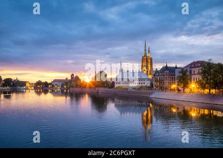 Breslau, Polen. Blick auf die Cathedral Island (Ostrow Tumski) und den Fluss Odra bei schönem Sonnenuntergang Stockfoto