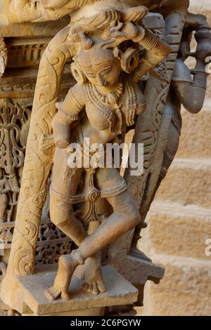 Jaisalmer, Rajasthan, Indien- Feb 18,2020.A Ansicht der Skulptur auf Jain Temple Wänden Stockfoto