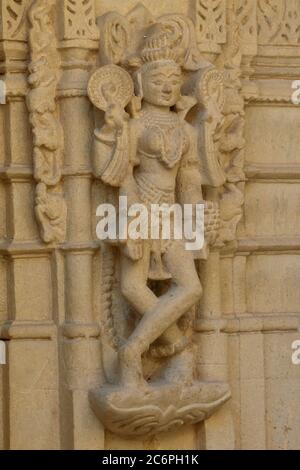 Jaisalmer, Rajasthan, Indien- Feb 18,2020.A Ansicht der Skulptur auf Jain Temple Wänden Stockfoto