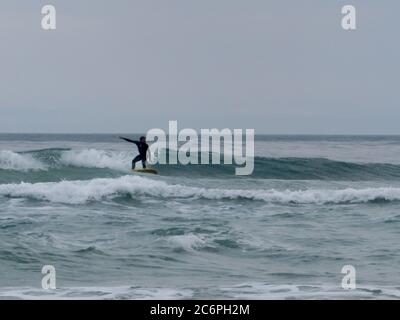 Florianopolis, Santa Catarina, Brasilien. Juli 2020. (INT) Bewegung der Surfer am Brava Beach. 11. Juli 2020, Florianopolis, Santa Catarina, Brasilien: Nach einigen Fischen, einige Surfer sind in Aktion am brava Strand im Norden der Insel Florianopolis in Santa Catarina, an diesem Samstag gesehen. Kredit: Andrea Macedo/Thenews2 Gutschrift: Andrea Macedo/TheNEWS2/ZUMA Wire/Alamy Live Nachrichten Stockfoto