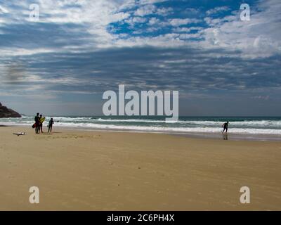 Florianopolis, Santa Catarina, Brasilien. Juli 2020. (INT) Bewegung der Surfer am Brava Beach. 11. Juli 2020, Florianopolis, Santa Catarina, Brasilien: Nach einigen Fischen, einige Surfer sind in Aktion am brava Strand im Norden der Insel Florianopolis in Santa Catarina, an diesem Samstag gesehen. Kredit: Andrea Macedo/Thenews2 Gutschrift: Andrea Macedo/TheNEWS2/ZUMA Wire/Alamy Live Nachrichten Stockfoto