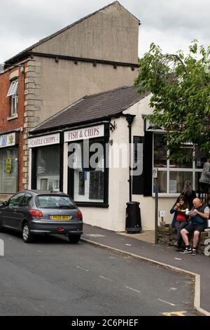 Eine Straße in Clitheroe mit Castle Chippy Fish and Chips Shop. Moor Lane, Clitheroe Großbritannien Stockfoto