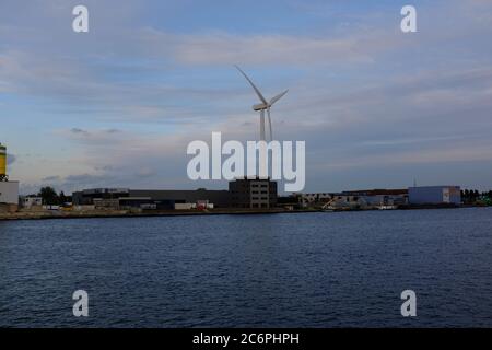 Windmühle in Amsterdam Industriehafen in der Nähe von Zentrum vom Fluss aus gesehen Stockfoto