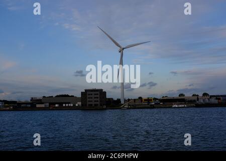 Windmühle in Amsterdam Industriehafen in der Nähe von Zentrum vom Fluss aus gesehen Stockfoto