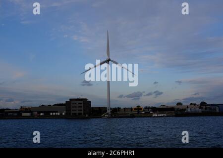 Windmühle in Amsterdam Industriehafen in der Nähe von Zentrum vom Fluss aus gesehen Stockfoto