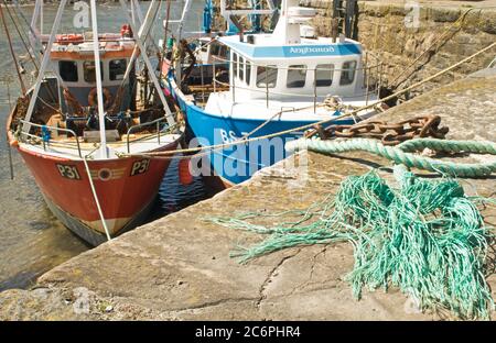 Zwei Fischerboote in Abergwaun, oder Lower Fishguard, Hafen in der Nähe von Fishguard an der North Pembrokeshire Coast in West Wales. Stockfoto