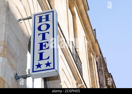 Hotelschild in blau mit zwei Sternen auf weißem Hintergrund in der Straße des Fassadengebäudes Stockfoto