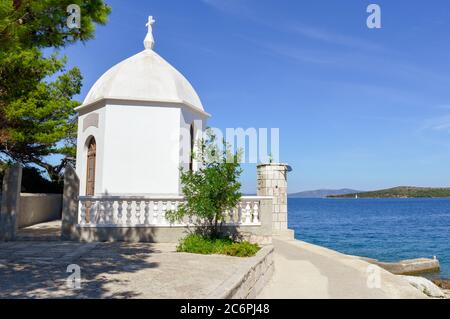 Katholische weiße Kapelle im Dorf Sali auf der Insel Dugi otok, Adriaküste, Kroatien Stockfoto