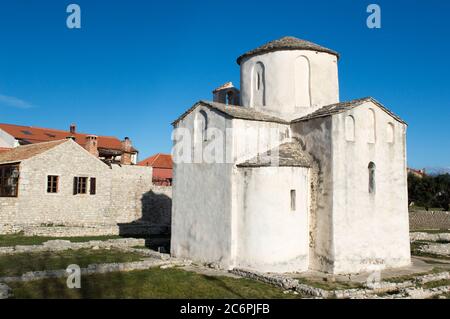 Kirche des Heiligen Kreuzes in Nin, Kroatien, bekannt als die kleinste Kathedrale Stockfoto